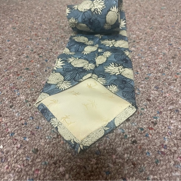 Vintage Tommy Bahama Men’s Necktie Blue Hawaiian Pineapple 100% Silk - Picture 3 of 5